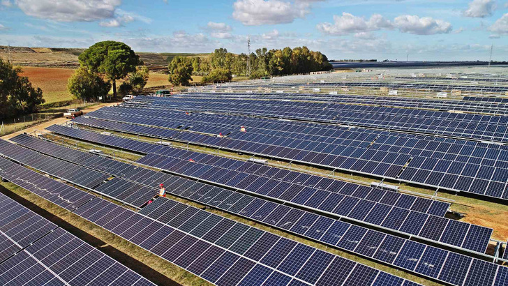 Auch wenn sich die Finanzierungskosten aufgrund steigender Zinsen erhöhen, sinkt der Preis für den Solarstrom. Nur wenn die Zinsen explodieren, wird es eng.