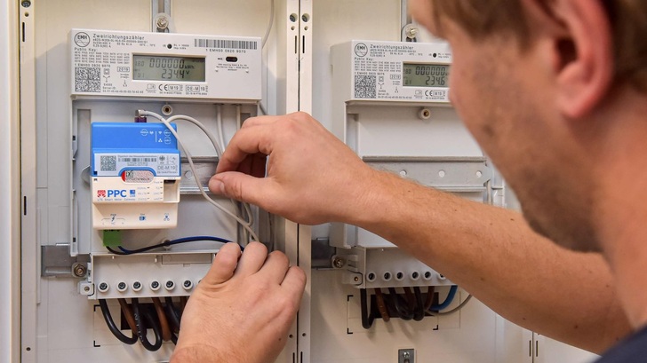 Installation eines Smart Meter Gateways in der Wohnanlage in Hermsdorf. - © Stadtwerke Jena, Jürgen Scheere
