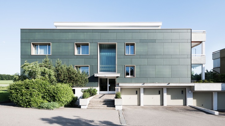 Das Haus in Opfikon/Schweiz stammt aus den 70er Jahren und hat nun eine Solarfassade.