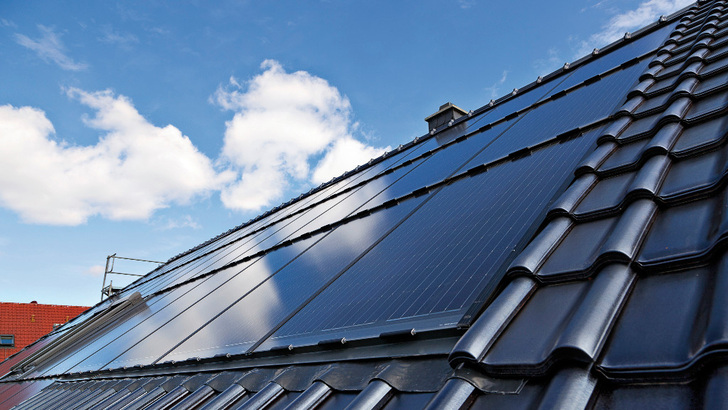 Wie Solarmodule in die Dachhaut integriert werden, erfahren Sie aus der Aufzeichnung des Webinars. - © Solarwatt
