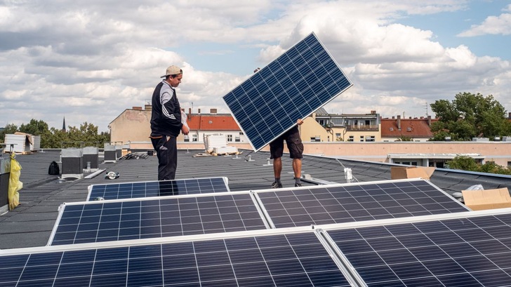 Die Berliner Stadtwerke auf vier Gebäuden der Genossenschaft Solarstromanlagen mit einer Leistung von 143 Kilowatt installiert. - © Berliner Stadtwerke, M. Völzke
