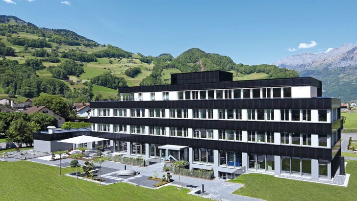 Die Nachfrage nach Solarfassaden zieht in der Schweiz deutlich an. - © Solaragentur Schweiz
