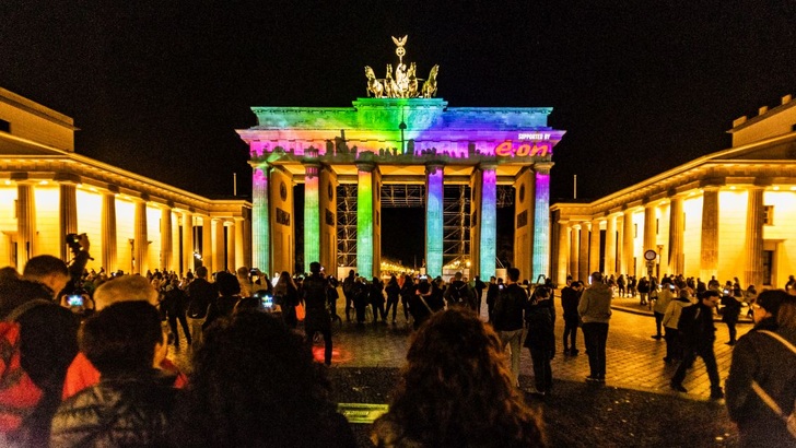 Einheitsparty am Brandenburger Tor in Berlin. - © Eon
