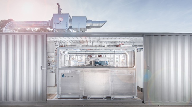 Der Elektrolyseur nutzt direkt den Dampf oder die Abwärme aus Industrieprozessen.