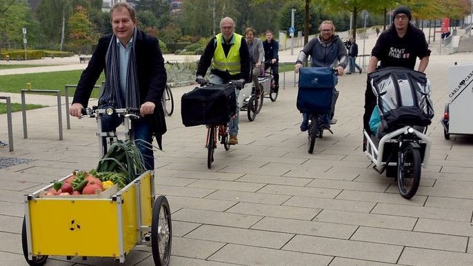 Hamburgs Umweltsenator Jens Kerstan fährt voran. - © Umweltbehoerde Hamburg
 Hamburgs Umweltsenator Jens Kerstan fährt voran.
