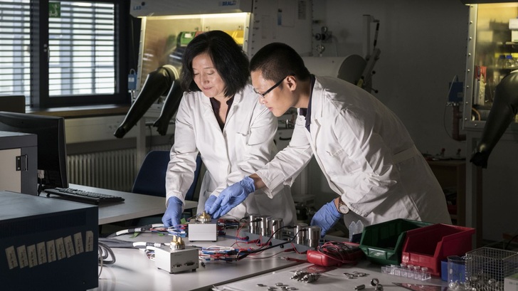 KIT-Forscher entwickeln vielversprechende Elektrolyte für Calciumbatterien.