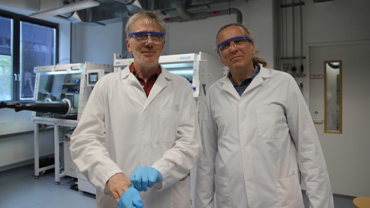 Rutger Schlatmann und Heiko Schwarzburger sind bereit für den Rundgang durch das Berliner Labor.