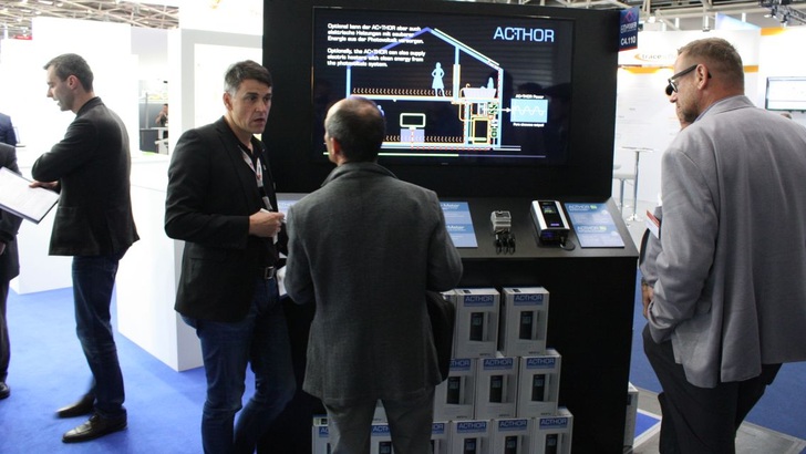 Markus Gundendorfer im Kundengespräch auf der Masse in München.