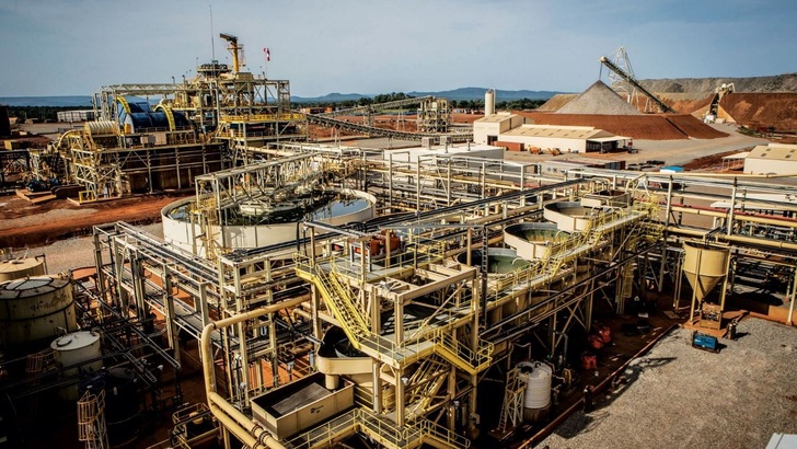 Das Hybridsystem wird aus 30 Megawatt Photovoltaikleistung und einem Batteriespeicher mit 13,5 Megawattstunden bestehen.. - © B2Gold
 Das Hybridsystem wird aus 30 Megawatt Photovoltaikleistung und einem Batteriespeicher mit 13,5 Megawattstunden bestehen..