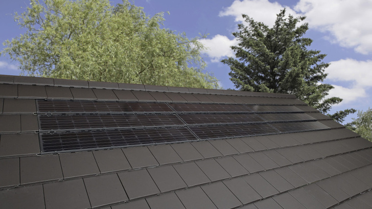Die Bauherren setzen vor allem auf Nachhaltigkeit bei der Wahl der Baustoffe. Da dürfen die solaren Dachziegel nicht fehlen. - © Braas
