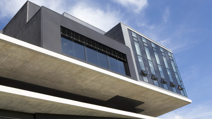 In erster Linie zählt für den Architekten die Ästhetik bei der Wahl der Fassadeelemente. Doch auch die Normen spielen eine Rolle — zumindest in Deutschland. - © Sabina Bobst/EMPA
 In erster Linie zählt für den Architekten die Ästhetik bei der Wahl der Fassadeelemente. Doch auch die Normen spielen eine Rolle — zumindest in Deutschland.