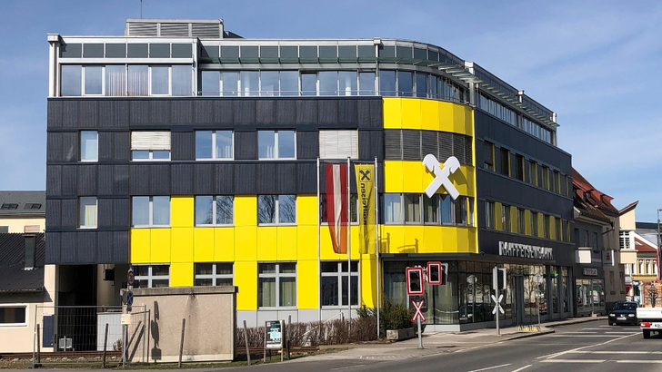 Die Filiale der Raiffeisenbank in Wieselburg hat eine Solarfassade bekommen. Die Module wurden einfach auf die eigentlichen Fassadenelemente aufgeklebt.