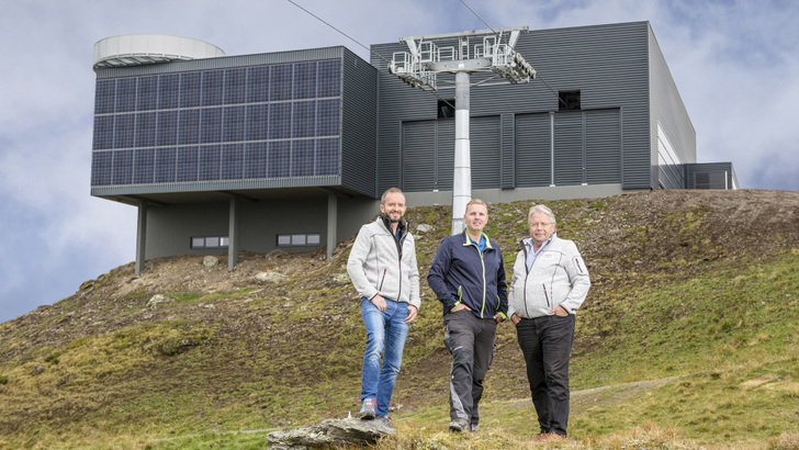 Stolz präsentiert David Kammerlander (Mitte) die Bergstation der neuen Godelbahn. Sie wird mit dem Strom aus der neuen Solaranlage angetrieben.