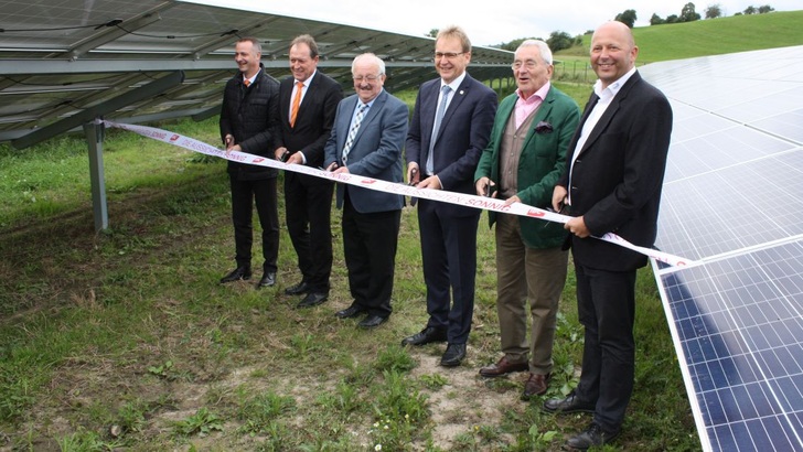 Solarparks bekommen neuen Aufschwung, die Kosten sinken. Hier die Eröffnung einer Anlage in Küps in Franken durch IBC Solar vor zwei Jahren. - © Heiko Schwarzburger
 Solarparks bekommen neuen Aufschwung, die Kosten sinken. Hier die Eröffnung einer Anlage in Küps in Franken durch IBC Solar vor zwei Jahren.