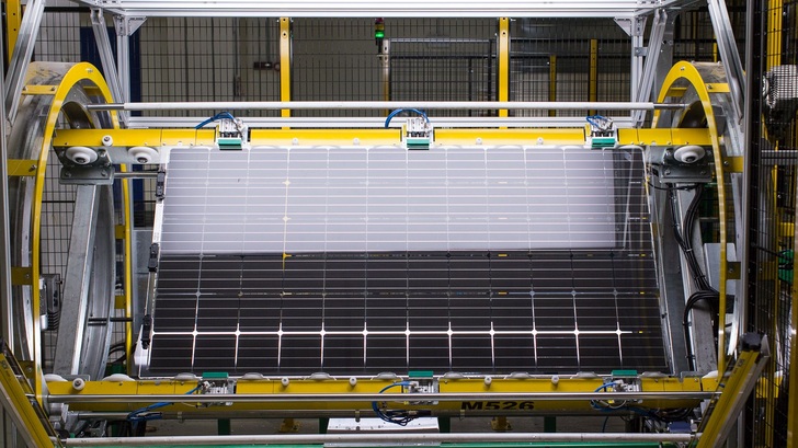 In Catania/Sizilien stellt Enel nun HJT-Module in Serie her.