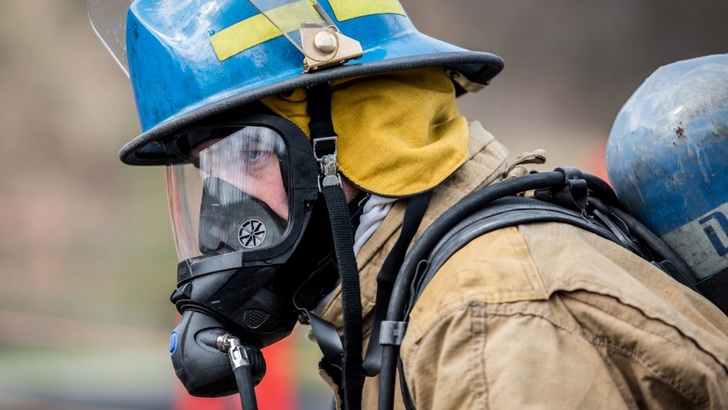 Ein Kumpel trainiert für die Werksfeuerwehr in seiner Kohlegrube.
