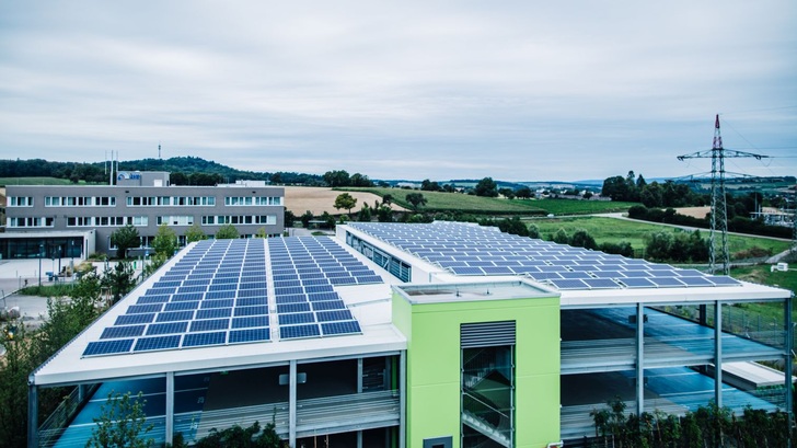 Ansicht auf das Parkdeck vom Dach der Klimaarena in Sinsheim.