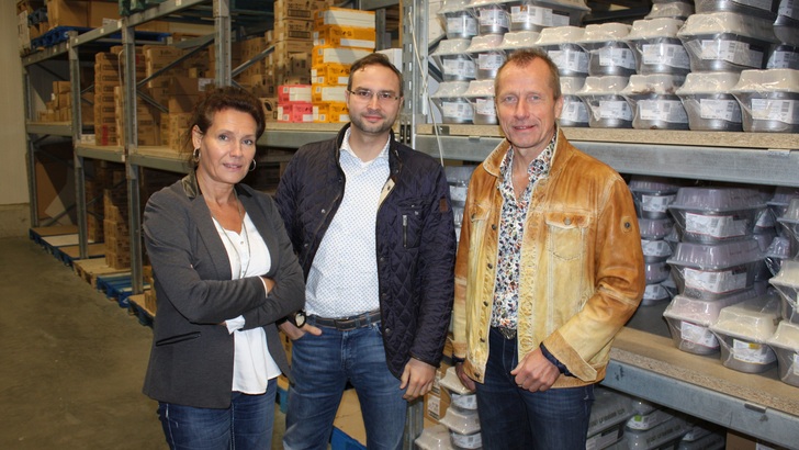 Ute Scharmentke und Lothar Kohl (ganz rechts) führen die Geschäfte von Eis & Friends. Bildmitte: Daniel Hannemann von Tesvolt. - © Heiko Schwarzburger
