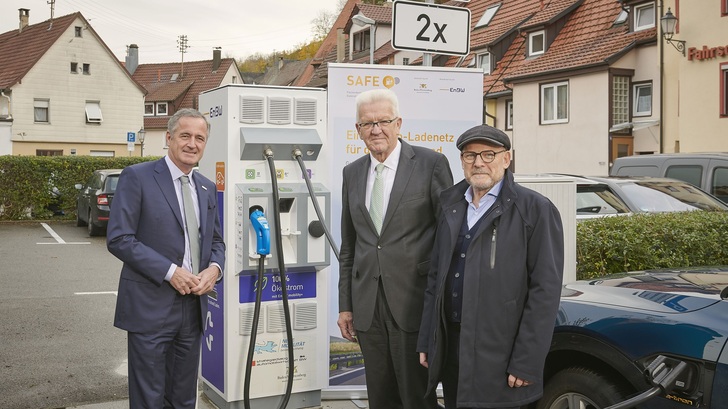 EnBW-Chef Frank Mastiaux, Ministerpräsident Winfried Kretschmann und Minister Winfried Hermann (v. l. n. r.) beim Ladestopp SAFE-Ladesäule in Bad Urach.