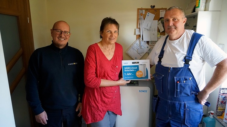 Simone und Uwe Hagemeister bekamen den 10.000sten Senec V2.1. Rechts im Bild Jörg Schultz von Mesocon.