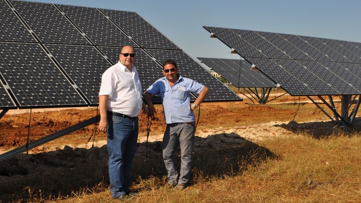 Alfred Karner (links) an einer Anlage in Italien.