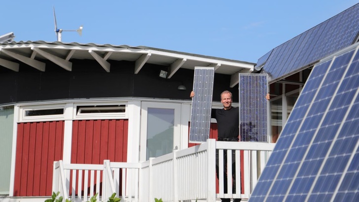 Kai Lippert mit Solarmodulen der ersten Generation. - © EWS
