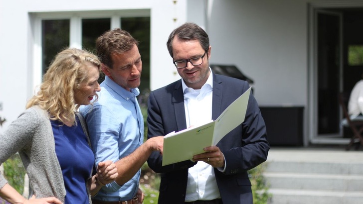 Stefan Ronzani (rechts) im Gespräch mit Kunden. - © Jakob Marwein
