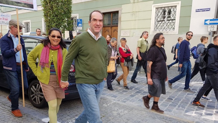 Martin Schachinger mit seiner Frau auf einer Klimademo in Berlin.