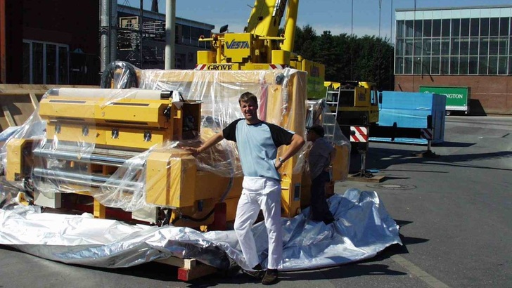 Markus Steinkötter vorm Laminator von Pilkington Solar, im Jahr 2002. - © Steinkötter
