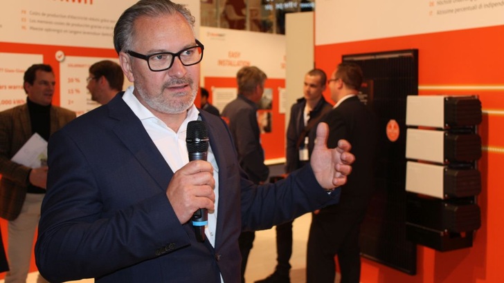 Detlef Neuhaus ist CEO von Solarwatt. Hier ist er auf der Intersolar im Mai 2019 zu sehen.