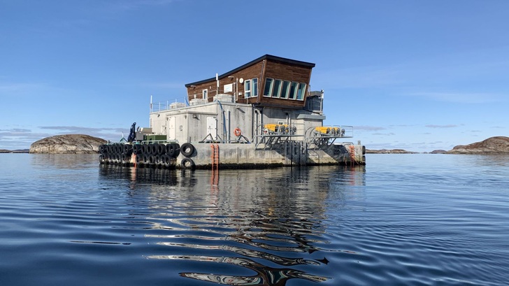 Die Lachsfarm des norwegischen Fischzüchters Kvarøy - nun mit Speicher.