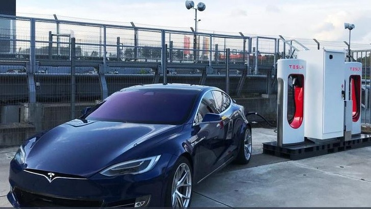 Ein Tesla lädt auf der Rennstrecke am Nürburgring. - © Tesla
