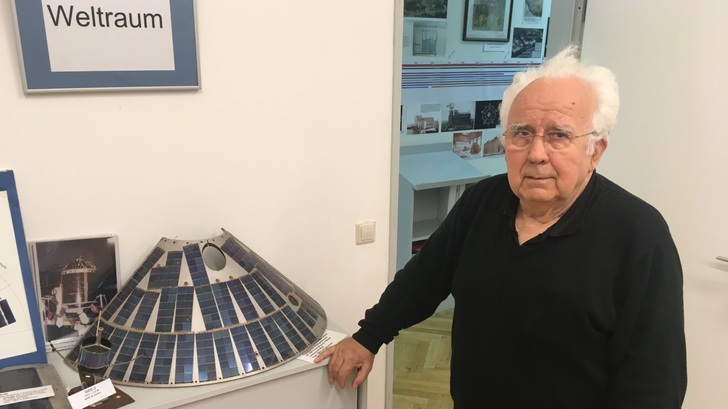 Heute: Im Möller-Technicon in Wedel zeigt Gerhard Kuper den Prototyp des Azur-Satelliten. Die Zellen waren außen aufgeklebt. - © Niels H. Petersen
 Heute: Im Möller-Technicon in Wedel zeigt Gerhard Kuper den Prototyp des Azur-Satelliten. Die Zellen waren außen aufgeklebt.