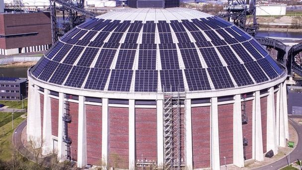 Das Dach des Kohlekreislagers in Hamburg-Moorburg ist nun mit Photovoltaik bestückt. - © Vattenfall
