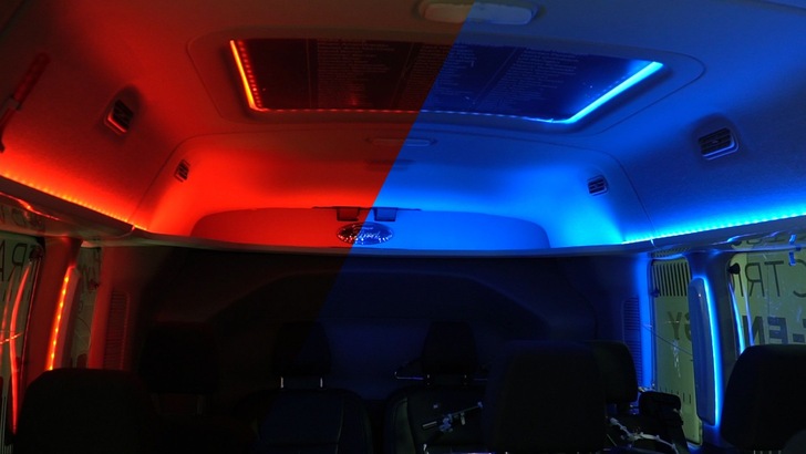 Im elektrischen Mini-Bus von Ford wird der Farbton der Innenraumbeleuchtung der Kabinentemperatur angepasst. - © Ford
