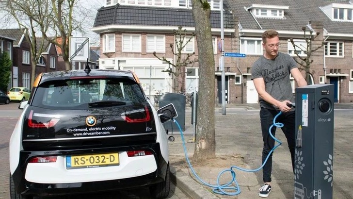 Der Umweltbonus für Elektroautos steigt. - © Amber
