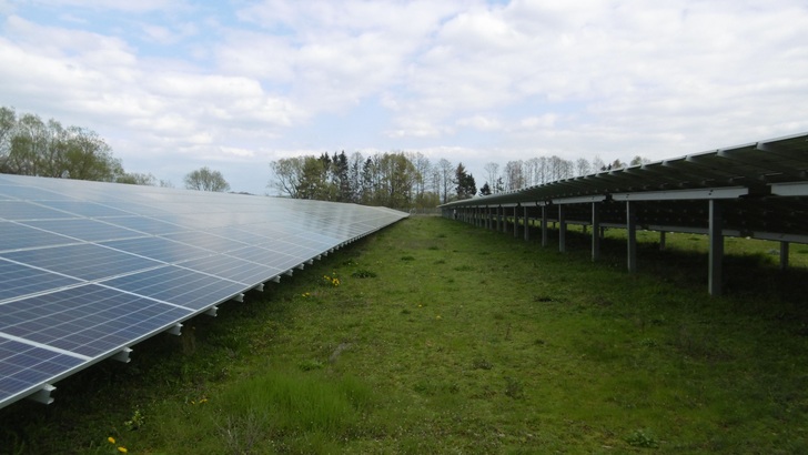 In Niedersachsen wurde eine ehemalige Ackerfläche mit einem Solarpark bebaut. - © WI Energy
