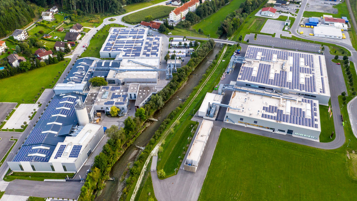 Dächer voller Photovoltaik: F List betreibt mit den großen Solaranlagen unter anderem die Produktionsmaschinen.