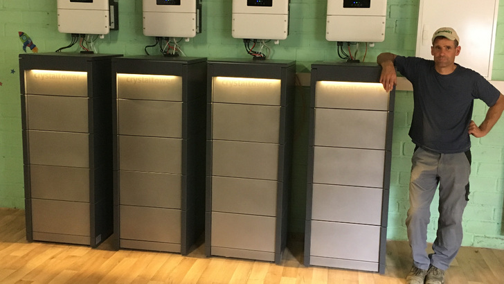 Dank des Speichers kann Markus Frenken auch nachts sein Gemüse mit Solarstrom kühlen.