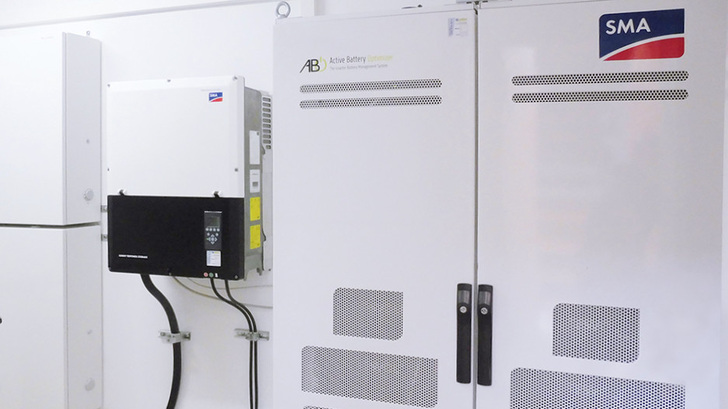 Das Energiemanagement sorgt dafür, dass die einzelnen Geräte und Anlagen ausreichend mit Solarstrom versorgt werden.