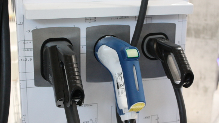 Diese Säule bietet drei Ladestandards. Worin besteht das Geschäftsmodell?