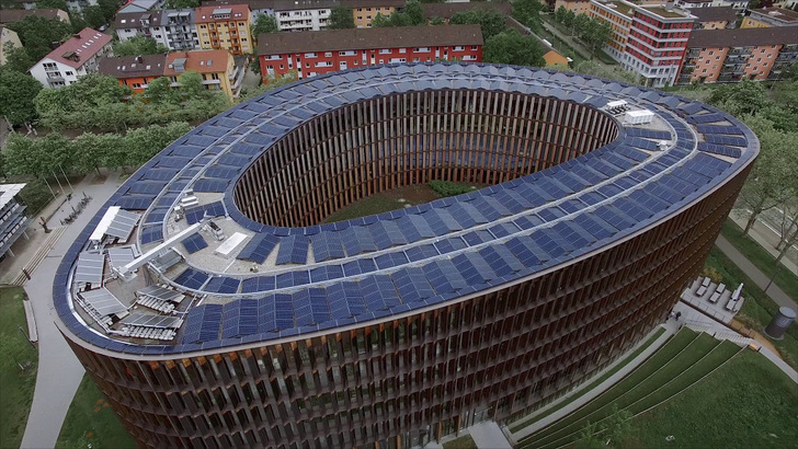Die Solaranlage auf dem Dach des Rathauses in Freiburg ist nur eine Energiequelle für das Gebäude. Auch die Fassaden liefern Solarstrom.