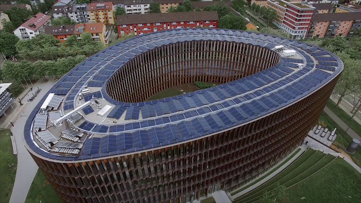 Die Solaranlage auf dem Dach des Rathauses in Freiburg ist nur eine Energiequelle für das Gebäude. Auch die Fassaden liefern Solarstrom. - © Fraunhofer ISE
