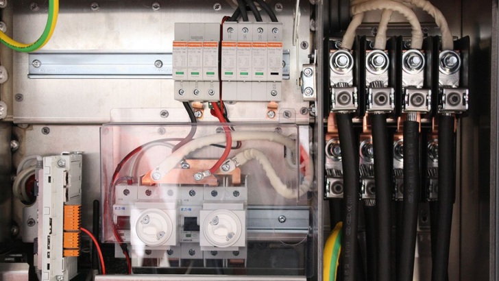 Die Frequenzen werden bei kleineren Anlagen am Wechselrichter eingestellt. - © Heiko Schwarzburger

