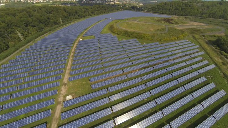 Montansolar und ihre Tochterunternehmen bauen vor allem auf ehemaligen Bergbauflächen Solarkraftwerke. - © Montansolar
