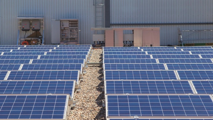 Swissolar fordert mehr Solar auf Gewerbedächern zu installieren.