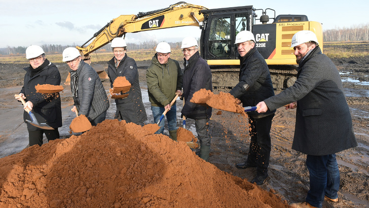 MIt einem offiziellen Spatenstich geben Régis Stenger vom Energieversorger EPFL, Gérard Mittelberger (Bürgermeister von Petite-Roselle), Anne Kilian und Torsten Seider (PSTW SAS), Laurent Kalinowski (Bürgermeister von Forbach), Michael Pietsch von Montan Solar und der Abgeordnete Christophe Arend (v.l.n.r.) den Startschuss für den Bau des Solarparks Terril Mendel. - © Montan Solar
 MIt einem offiziellen Spatenstich geben Régis Stenger vom Energieversorger EPFL, Gérard Mittelberger (Bürgermeister von Petite-Roselle), Anne Kilian und Torsten Seider (PSTW SAS), Laurent Kalinowski (Bürgermeister von Forbach), Michael Pietsch von Montan Solar und der Abgeordnete Christophe Arend (v.l.n.r.) den Startschuss für den Bau des Solarparks Terril Mendel.