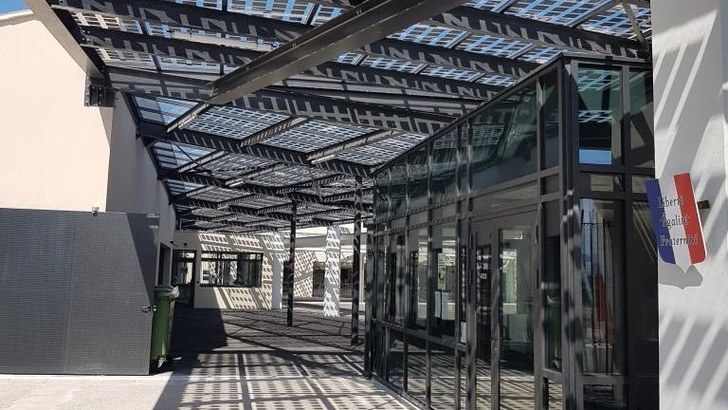 Die semitransparenten Solarmodule sorgen nicht nur für Schatten. Sie produzieren gleichzeitig Strom und bewirken eine einzigartige Lichtstimmung auf dem Innenhof des Collèges in Aix-en-Provence. - © Sonnenstromfabrik
 Die semitransparenten Solarmodule sorgen nicht nur für Schatten. Sie produzieren gleichzeitig Strom und bewirken eine einzigartige Lichtstimmung auf dem Innenhof des Collèges in Aix-en-Provence.