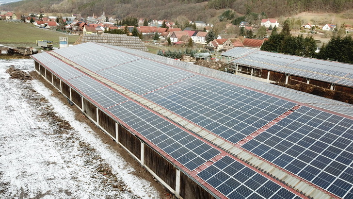 Die Dächer der Rinderställe sind nicht optimal ausgerichtet. Dennoch können sich die Solarerträge sehen lassen. - © Greenovative
