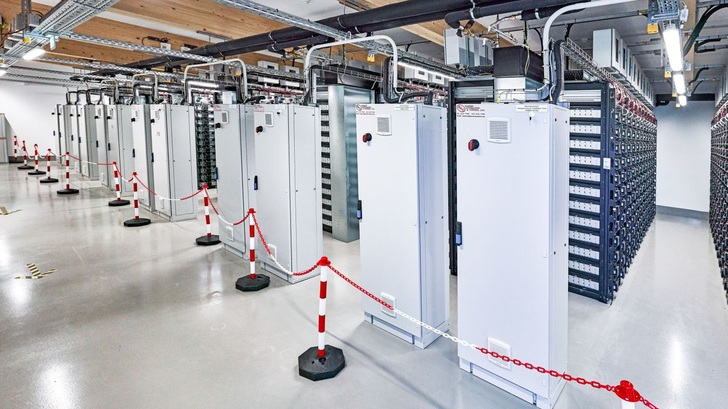 Die Batterien im Zehn-Megawattspeicher im norddeutschen Bordesholm. - © SMA

